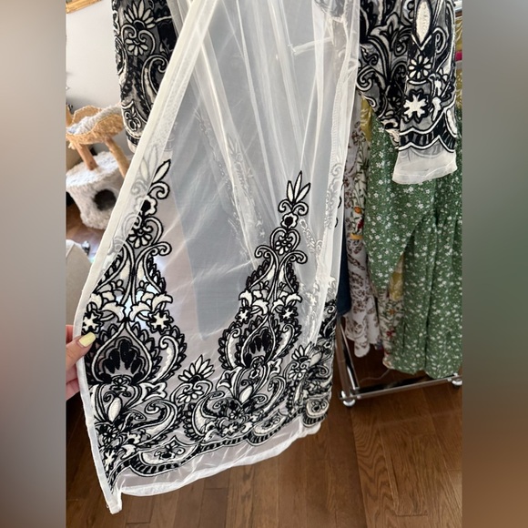 Elegant Sheer Black and White Embroidered Kimono BNWT - Picture 2 of 11